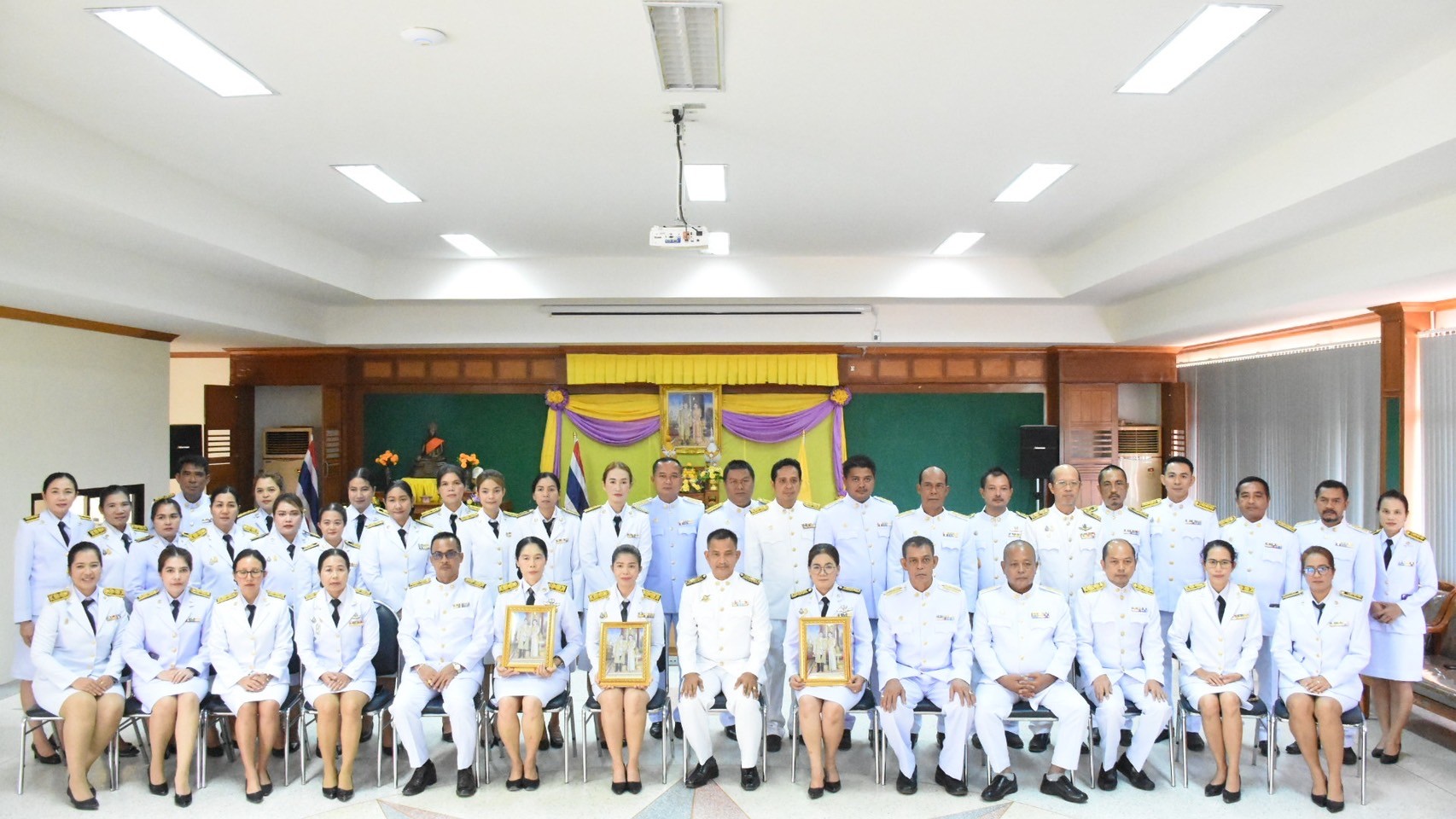 " พิธีรับพระราชทานพระบรมฉายาลักษณ์ พระบาทสมเด็จพระเจ้าอยู่หัว ที่ฉายกับสมเด็จพระนางเจ้า ฯ พระบรมราชินี "