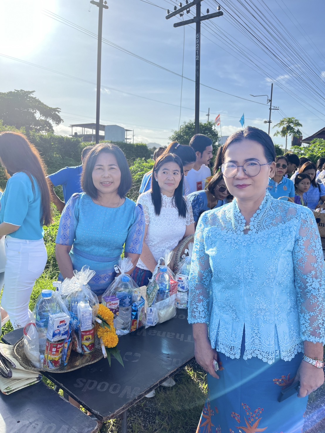 " พิธีทำบุญตักบาตรถวายพระราชกุศล ณ หลังสถานีรถไฟบ้านส้อง เนื่องในโอกาสวันเฉลิมพระชนมพรรษา สมเด็จพระนางเจ้าสิริกิติ์ พระบรมราชินีนาถ พระบรมราชชนนีพันปีหลวง 12 สิงหาคม 2567 "