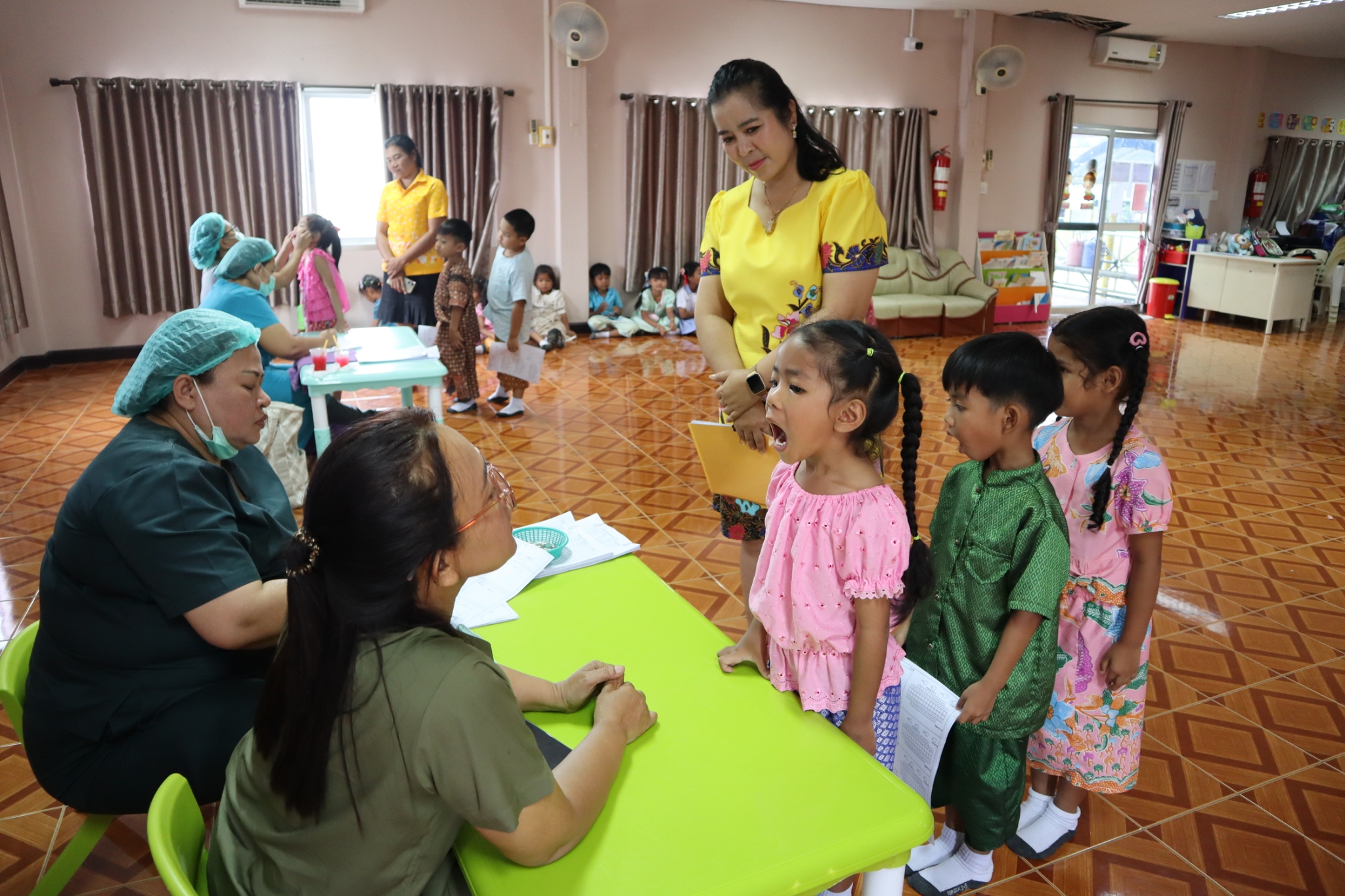ขอขอบคุณเจ้าหน้าที่แผนกทันตกรรมของโรงพยาบาลสมเด็จพระยุพราชเวียงสระ  ได้ออกให้บริการตรวจสุขภาพช่องปากและฟัน พร้อมให้คำแนะนำเกี่ยวกับการดูแลรักษาฟันให้แก่เด็กนักเรียนศูนย์พัฒนาเด็กเล็กเทศบาลตำบลบ้านส้อง