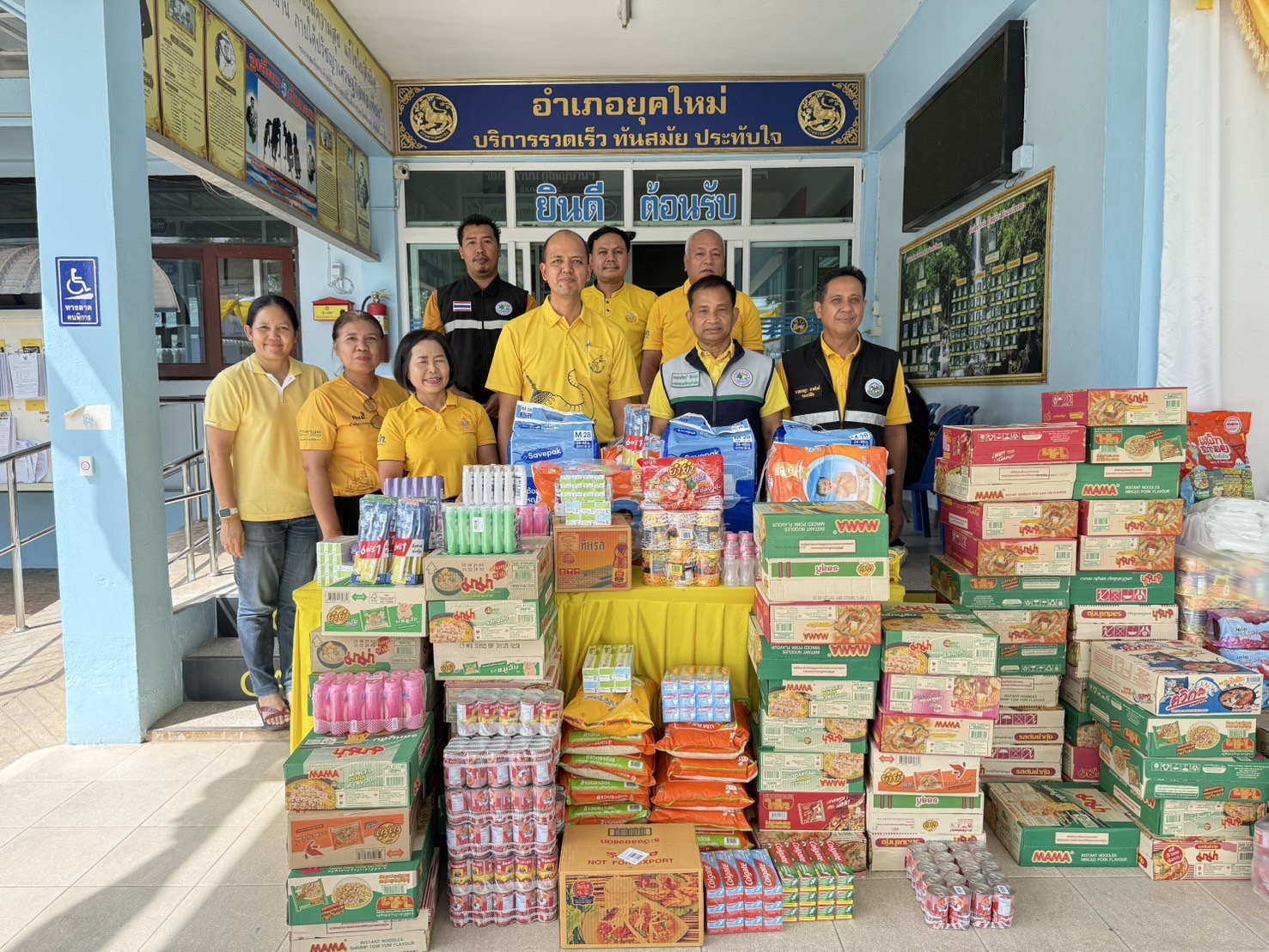 เทศบาลตำบลบ้านส้องร่วมเป็นส่วนหนึ่งในการส่งต่อกำลังใจ ด้วยการมอบเครื่องอุปโภค บริโภคให้กับทหารและผู้อพยพตามแนวชายแดน เพื่อสนับสนุนภารกิจในการดูแลความมั่นคงของประเทศ ส่งมอบผ่านทางอำเภอเวียงสระ เพื่อส่งต่อไปยังจังหวัดสุราษฎร์ธานีต่อไป