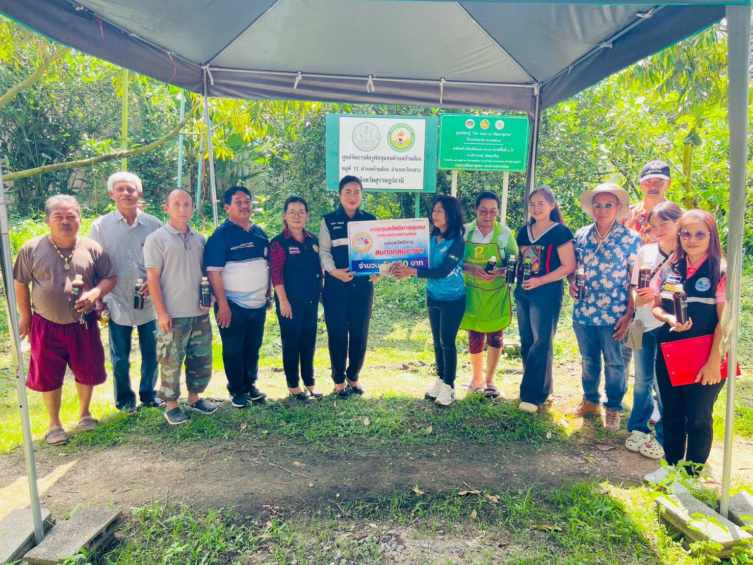 นางอาภรณ์ เทพทุ่งหลวง รองนายกเทศมนตรีตำบลบ้านส้อง 
พร้อมนายสุวัฒน์ ดาวเรือง ประธานกองทุนสวัสดิการชุมชนเทศบาลตำบลบ้านส้องลงพื้นที่ในนามกองทุนสวัสดิการชุมชนเทศบาลตำบลบ้านส้อง
 มอบเงินสวัสดิการ สมทบกลุ่มอาชีพ กลุ่มศูนย์จัดการศัตรูพืชชุมชนตำบลบ้านส้อง หมู่ที่ 12 ตำบลบ้านส้อง อำเภอเวียงสระ จังหวัดสุราษฎร์ธานี จำนวนเงิน 5,000 บาท