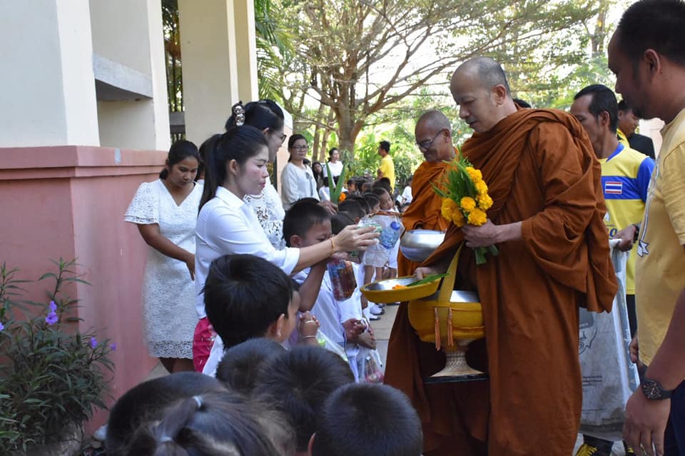 วันจันทร์ ที่ 18 กุมภาพันธ์ 2562 นางอาภรณ์ เทพทุ่งหลวง รองนายกเทศมนตรีตำบลบ้านส้อง พร้อมด้วยหัวหน้าส่วนราชการ พนักงานเทศบาลตำบลบ้านส้อง และคุณครูและนักเรียนศูนย์พัฒนาเด็กเล็กเทศบาลตำบลบ้านส้อง ร่วมกันทำบุญตักบาตรและเวียนเทียน เนื่องในวันมาฆบูชา