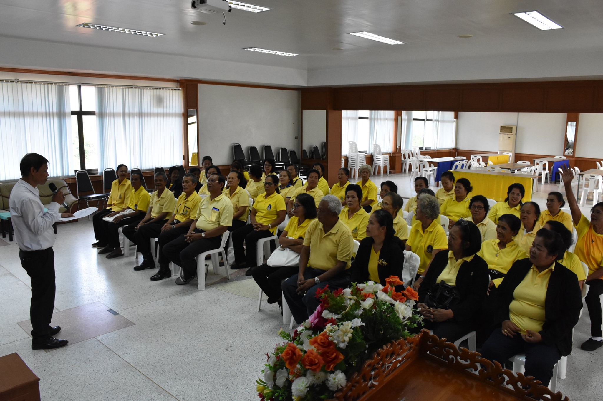 ข้าร่วมฟังสรุปการฝึกอบรมโครงการโรงเรียนผู้สูงอายุวันที่ 5 และให้เกียรติมอบประกาศนียบัตร แก่ผู้เข้าร่วมโครงการโรงเรียนผู้สูงอายุ รุ่นที่ 1 จำนวน 46 คน