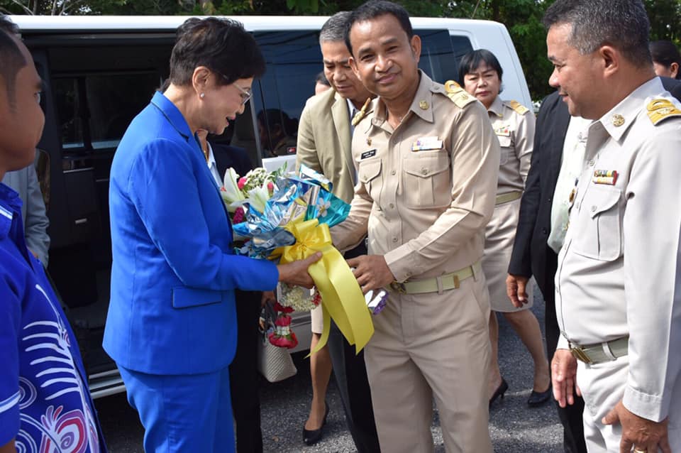 เทศบาลตำบลบ้านส้อง ต้อนรับคุณหญิงกัลยา โสภณพนิช รัฐมนตรีช่วยว่าการกระทรวงศึกษาธิการ และคณะ ที่เดินทางมาเยี่ยมชมนิทรรศการกองทุนสวัสดิการชุมชนเทศบาลตำบลบ้านส้อง 