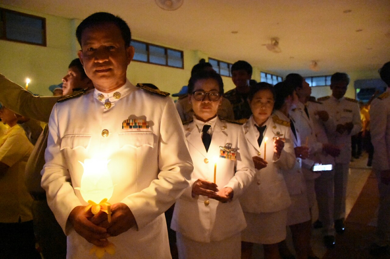 พิธีจุดเทียนน้อมรำลึกในพระมหากรุณาธิคุณ พระบาทสมเด็จพระบรมชนกาธเบศร มหาภูมิพลอดุลยเดชมหาราช บรมนาถบพิตร เนื่องในวันคล้ายสวรรคต 