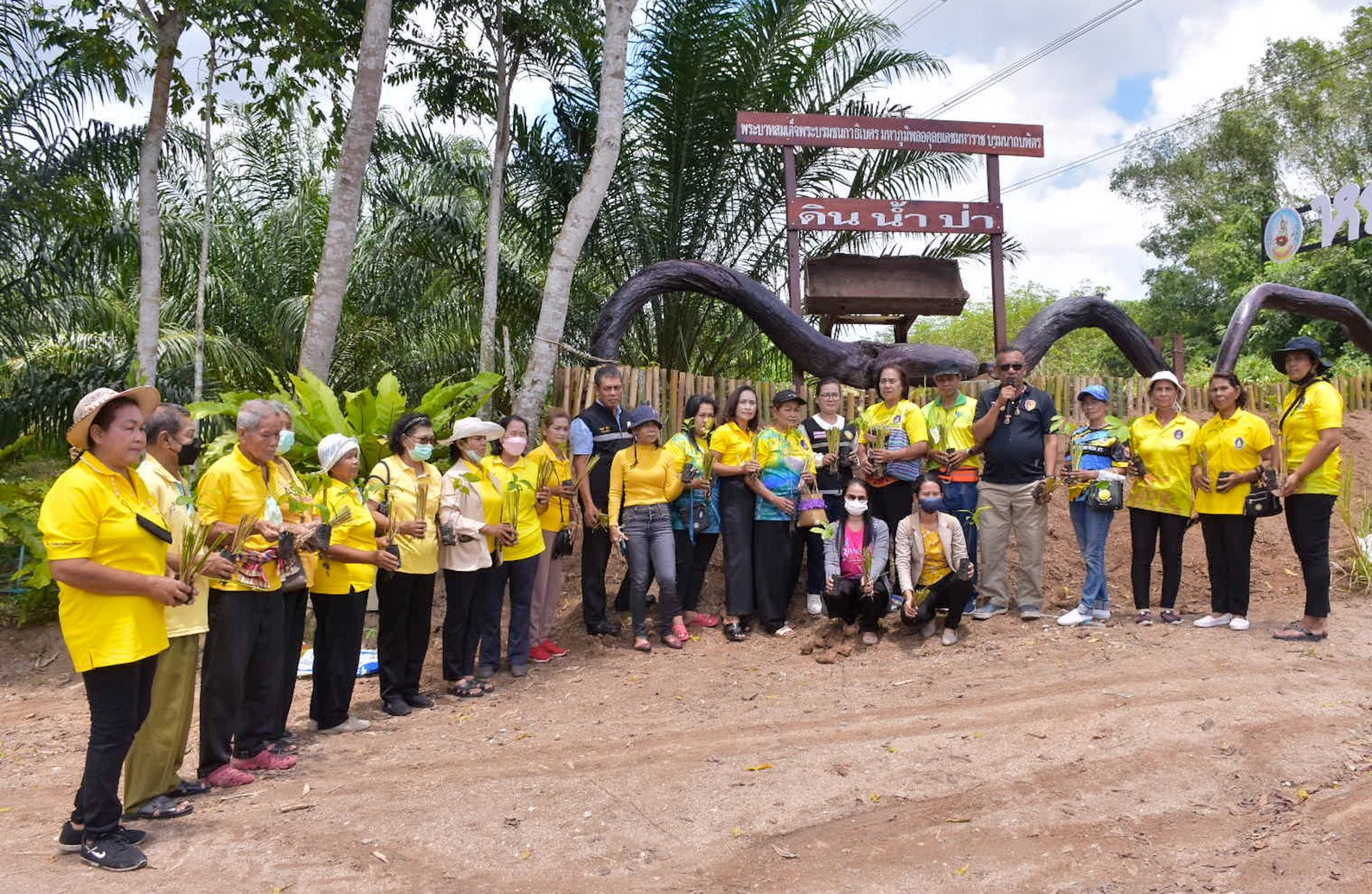 "โรงเรียนผู้สูงอายุสัญจรเรียนรู้เกษตรผสมผสานตามรอยพ่อ(สวนน้าแหม่ม-น้าพยูม หมู่ 8 ต.บ้านส้อง อ.เวียงสระ จ.สุราษฎร์ธานี)