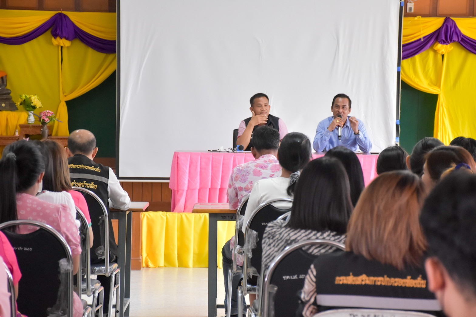 คณะผู้บริหารประชุมหัวหน้าส่วนราชการ เจ้าหน้าที่ พนักงานและพนักงานจ้างเทศบาลตำบลบ้านส้อง เพื่อมอบนโยบายในการปฏิบัติงาน