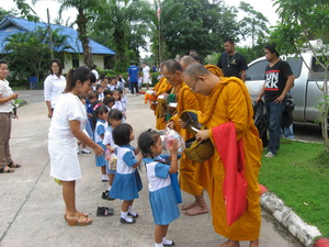 ตักบาตรวันอาสาฬหบูชาและวันเข้าพรรษา ณ บริเวณหน้าเทศบาลตำบลบ้านส้อง