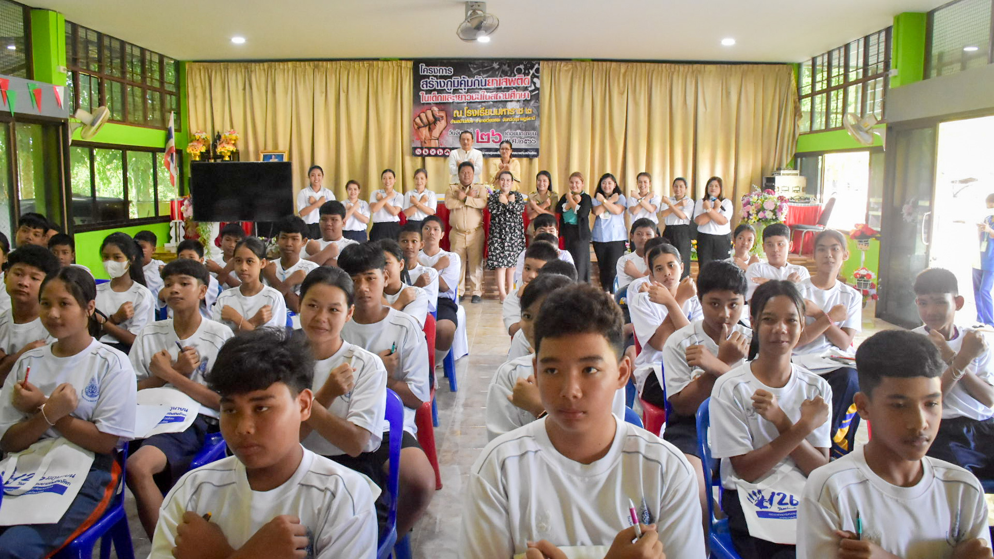 โครงการสร้างภูมิคุ้มกันยาเสพติดในเด็กและเยาวชนในสถานศึกษา ของกองสาธารณสุขและสิ่งแวดล้อม เทศบาลตำบลบ้านส้อง ณ โรงเรียนมหาราช 2