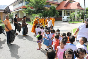 ศูนย์พัฒนาเด็กเล็กเทศบาลตำบลบ้านส้อง ตักบาตรวันเข้าพรรษา